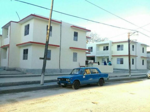 Otorgan viviendas a damnificados por explosión del Hotel Saratoga. // Foto: Tribuna de La Habana