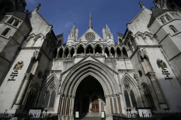  Fachada de las Reales Cortes de Justicia en Londres, donde se encuentra la Alta Corte de Inglaterra y Gales. // Foto: AFP 