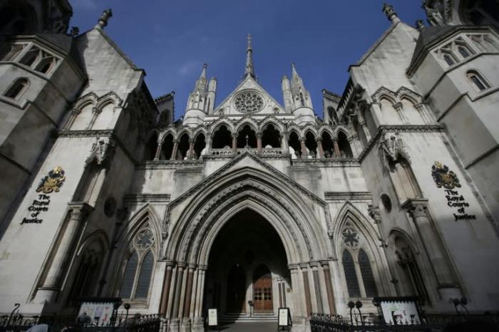 Fachada de las Reales Cortes de Justicia en Londres, donde se encuentra la Alta Corte de Inglaterra y Gales. // Foto: AFP