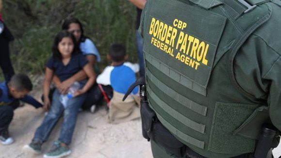 Niños migrantes en la frontera de México con Estados Unidos. // Foto: Getty Images