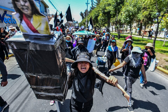 Protesta pidiendo la renuncia de Dina Boluarte en Arequipa.// Foto: AFP