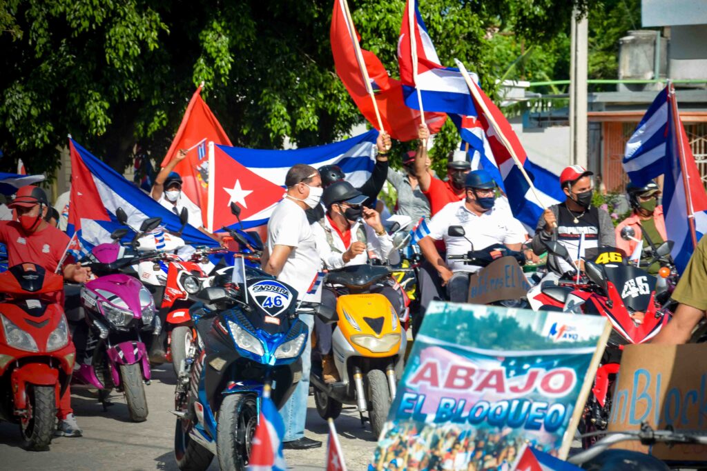 Participantes en la marcha en contra del bloqueo económico, comercial y financiera impuesto por el gobierno de los Estados Unidos a Cuba, efectuada por arterias de la ciudad de Holguín, Cuba, el 20 de junio de 2021. ACN FOTO/Juan Pablo CARRERAS/dirr