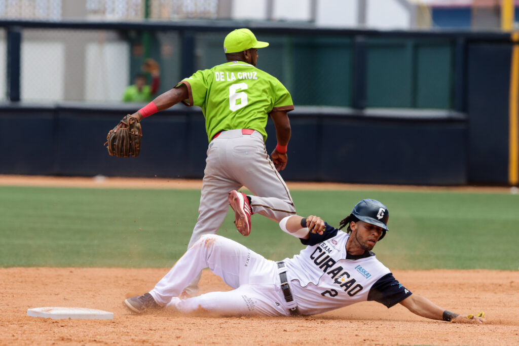 Andrés De La Cruz, de Agricultores (Cuba), pone out en segunda base a jugador de Wildcats (Curazao), durante el partido inicial de la  LXV Serie del Caribe de Béisbol Gran Caracas 2023, celebrado en el estadio Forum de La Guaira, en Vargas, Venezuela, el 2 de febrero de 2023. // Foto: Calixto N. Llanes/ Periódico JIT