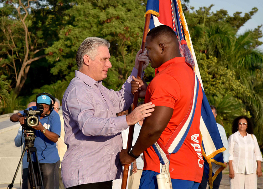 Miguel Díaz-Canel Bermúdez (I), Presidente de los Consejos de Estado y de Ministros, entrega al luchador Mijaín López Núñez (D), la Enseña Nacional que acompañará a la delegación cubana a los Juegos Panamericanos Lima 2019, en acto celebrado en el Memorial José Martí, en La Habana, Cuba, el 6 de julio de 2019.   ACN  FOTO/Omara GARCÍA MEDEROS/rrcc