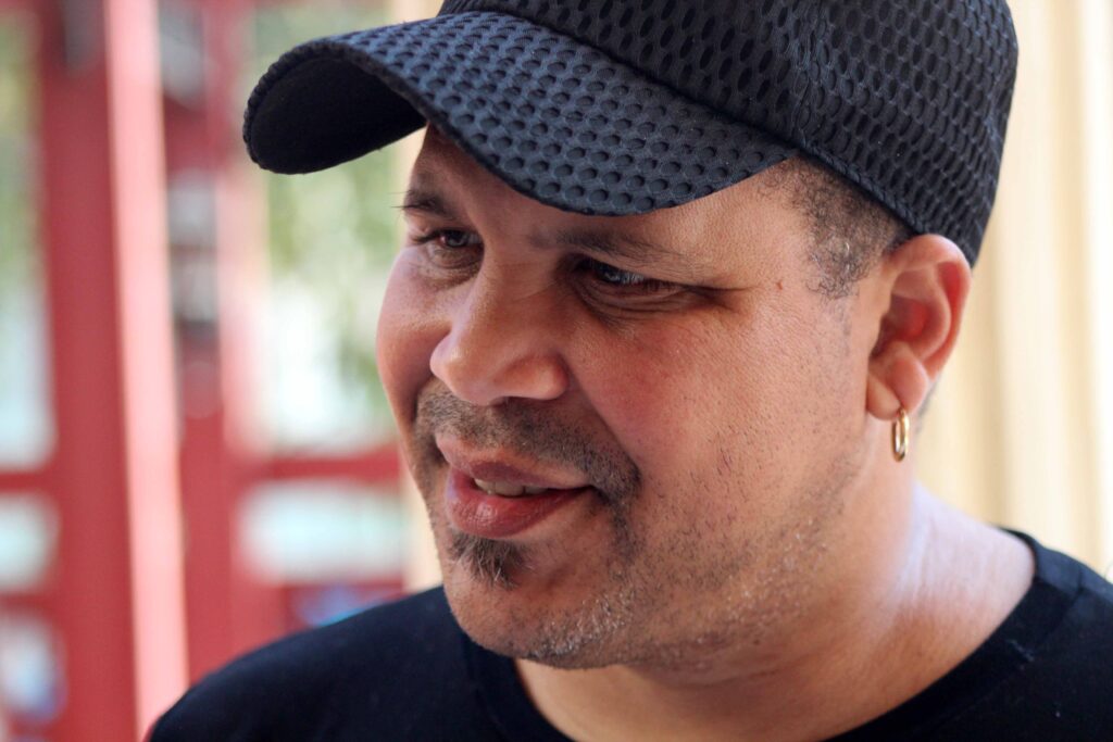 El arreglista, compositor y cantante Arnaldo Rodríguez, director de la Agrupación Musical Cubana, Arnaldo y su Talismán, ofrece declaraciones a la prensa en el encuentro con artistas cubanos para dar a conocer sus próximas presentaciones y proyectos, en el Instituto Cubano de la Música, en el municipio habanero Plaza de la Revolución, el 23 de febrero de 2023. ACN FOTO/Luis JIMÉNEZ ECHEVARRÍA/sdl
