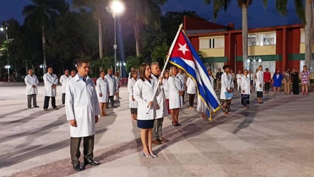 Un grupo de 61 médicos cubanos en La Habana, Cuba, 10 de febrero, 2023.Twitter @MINSAPCuba