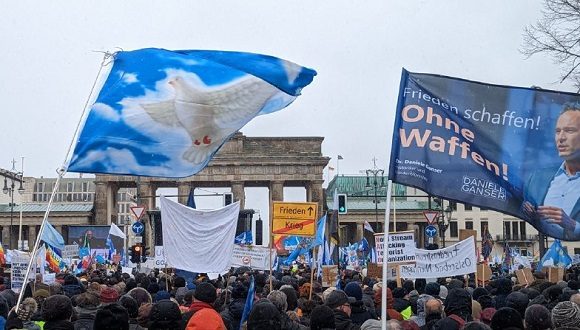 La protesta exige que no se envíen más armas a Ucrania desde occidente. // Foto: RT