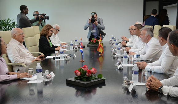 Durante el encuentro en La Habana, Cabrisas y el presidente del Gobierno de Canarias expresaron la voluntad de estrechar las relaciones históricas entre ambas partes. // Foto: ACN.