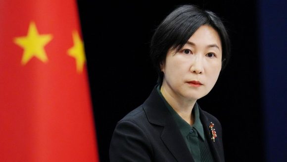 Mao también calificó las recientes sanciones de EE.UU. contra China como las medidas coercitivas unilaterales típicas y “jurisdicciones de brazo largo” ilegales y perjudiciales para los intereses chinos. // Foto: Kyodo