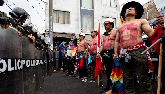 Reprimen con gases lacrimógenos a manifestantes en una nueva jornada de protestas en Perú. // Foto: Lucas Aguayo Araos / www.globallookpress.com