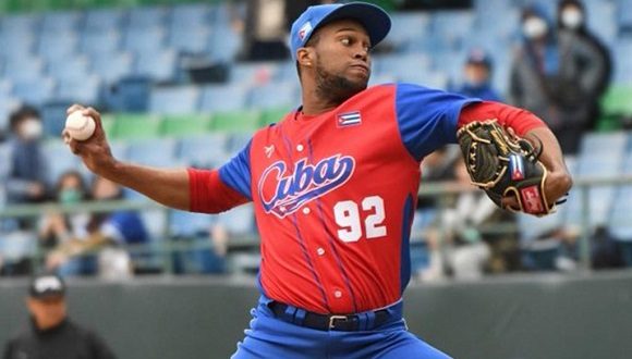 Raydel Martínez otra vez lució bien sobre el montículo. // Foto: Prensa Latina.