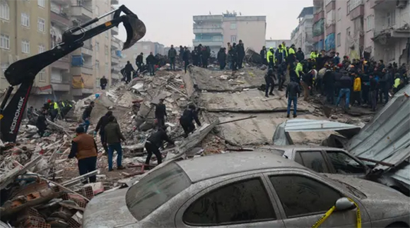 Según las cifras reportadas hasta media mañana, más de 2 000 personas han muerto en Turquía y Siria y miles más han resultado heridas durante el fuerte terremoto. // Foto: Tomada de The Guardian