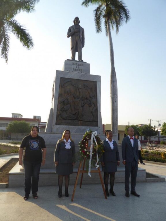 Como es tradicional en homenaje a Carlos Manuel de Céspedes fue colocada una ofrenda floral. // Foto: Mailenys Oliva Ferrales