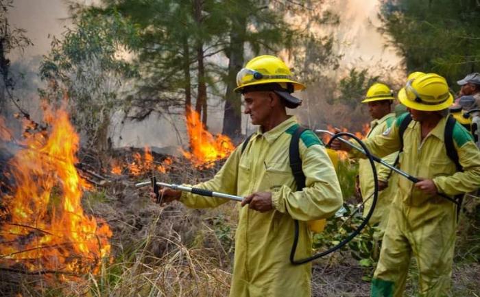 El fuego es combatido en lugares próximos a los municipios de Mella y San Luis, de la provincia de Santiago de Cuba. // Foto: Juan Pablo Carreras Vidal