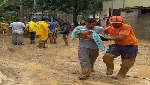 Funcionarios de Defensa Civil ayudan a rescatar a víctimas de las inundaciones en el estado de Sao Paulo. Foto: Telesur.