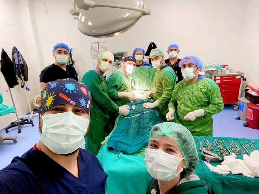 El trabajo de asistencia que realizan los galenos antillanos ha sido exaltado por medios extranjeros. // Foto: Tomada del twitter del Primer Ministro