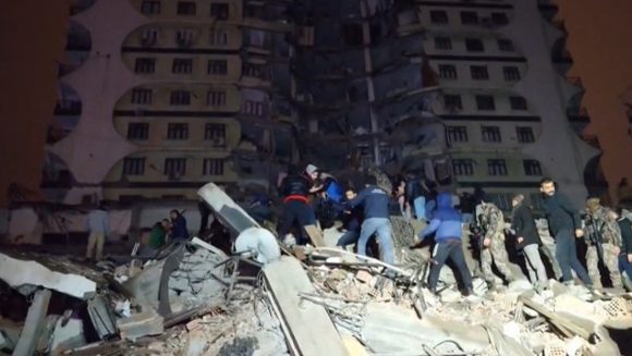 Rescatistas buscan víctimas entre los escombros de un edificio derrumbado por el terremoto en Diyarbakir (Turquía), el 6 de febrero de 2023. // Foto: Mahmut Bozarslan / AFPTV