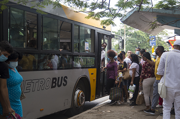 La movilidad en La Habana ha estado fuertemente afectada en los últimos meses, dada la baja disponibilidad técnica de carros. // Foto: Irene Pérez/ Cubadebate