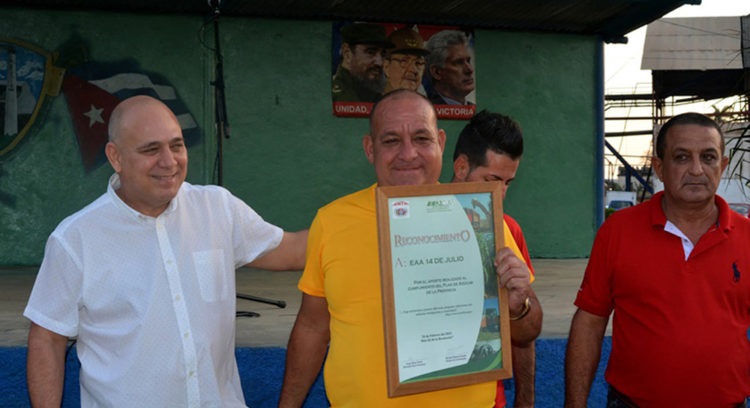 Acto de cumplimiento de la zafra 2022-2023 en la provincia de Cienfuegos, primera del país en alcanzar la ansiada meta, cuya sede acogió el batey del central 14 de Julio. // Foto: Modesto Gutiérrez
