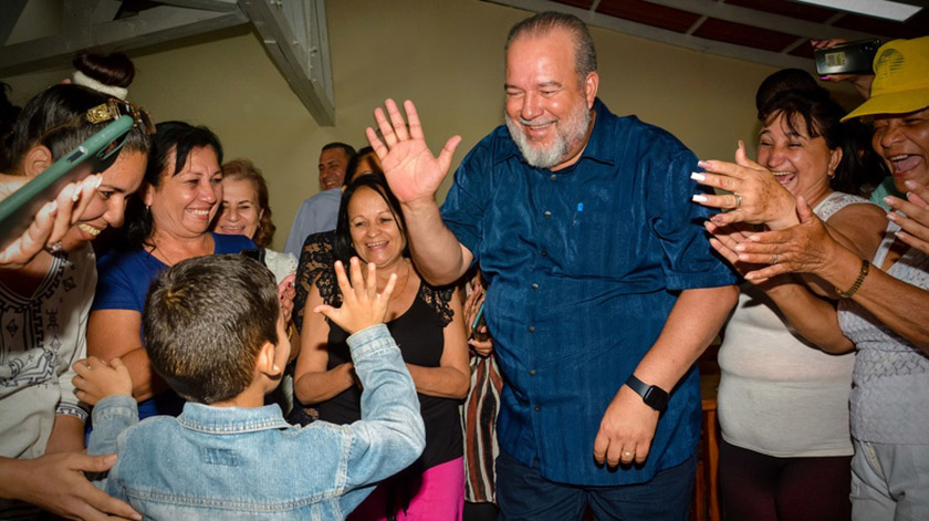 Manuel Marrero Cruz (centro der.), Primer Ministro de la República, departe con intelectuales, artesanos y artistas, como parte de los recorridos de intercambio con trabajadores de la cultura, el deporte, estudiantes, la salud, el comercio, y grupos comunitarios, tras ser nominado como candidato a diputado a la Asamblea Nacional del Poder Popular (ANPP) por el municipio de Gibara, provincia de Holguín, Cuba, el 9 de marzo de 2023. //       Foto: Juan Pablo CARRERAS VIDAL