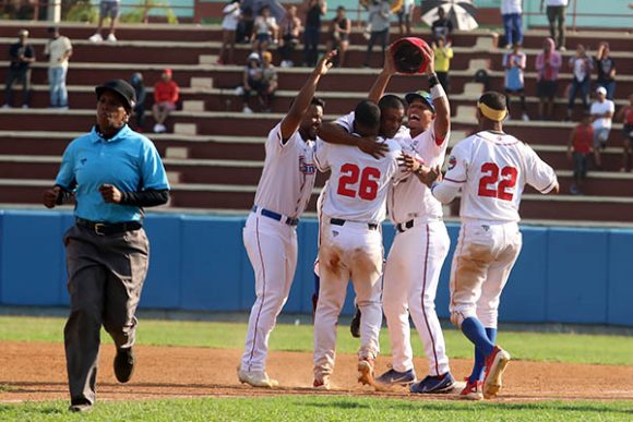 Los campeones granmenses debutan con triunfo en la Serie Nacional. // Foto: Roberto Morejón/ Jit.