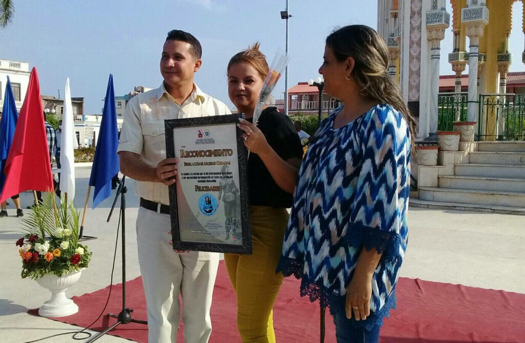 La Federación de Mujeres Cubanas (FMC) en Manzanillo recibe el reconocimiento por la defensa de los derechos de la mujer en vísperas de su día internacional// Foto: Denia Fleitas Rosales