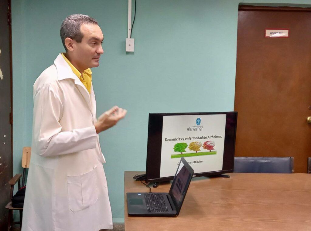 El Dr. Roberto Lotti Mesa, especialista en Neurología, es el investigador responsable del ensayo clínico del NeuralCIM en la institución manzanillera // Foto: Hospital Celia Sánchez Manduley/ Facebook