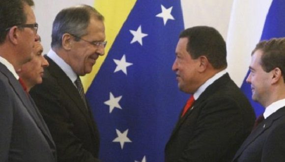 El canciller ruso Serguéi Lavrov, el mandatario venezolano, Hugo Chávez, y el entonces presidente de Rusia, Dmitri Medvédev, en el Kremlin, Moscú, el 15 de octubre de 2010. // Foto: Actualidad RT