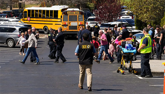 Un área cercana fue estabñecida para la reunificación entre padres y sus hijos que estudian en el colegio The Covenant School. // Foto: NYT.