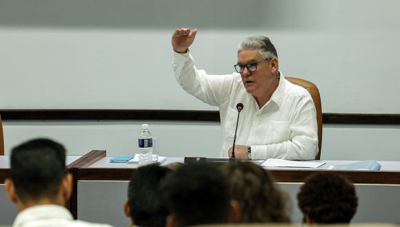 Alejandro Gil, ministro de Economía, durante su intervención en el balance anual de ese sector. // Foto: Abel Padrón Padilla/ Cubadebate.