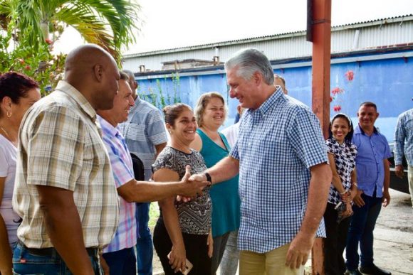 Los ocho candidatos a diputados del Parlamento, entre ellos Díaz-Canel, por el municipio de Santa Clara en la empresa textil Desembarco del Granma. // Foto: Twitter/ @PresidenciaCuba.