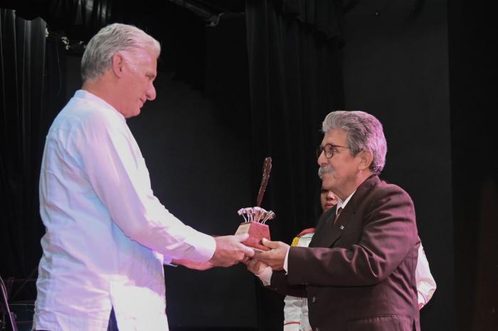 En el Día de la Prensa Cubana, Díaz-Canel encabezó el acto de entrega de los premios nacionales de Periodismo José Martí por la obra de la vida. // Foto: Estudios Revolución