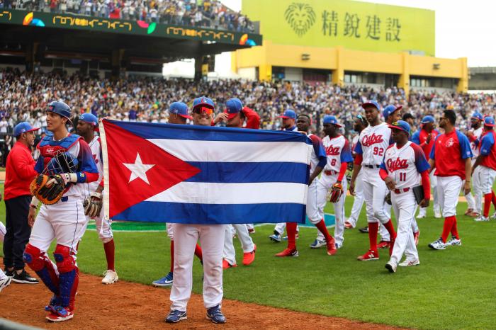  La cubanidad, es decir, ser un buen cubano, está hoy en Cuba, en Miami, en todo el mundo, y el Team Asere la ha puesto en su uniforme. // Foto: Roberto Morejón 