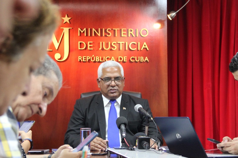 Oscar Manuel Silvera Martínez (C), Ministro de Justicia de la República de Cuba, en conferencia de prensa sobre la victoria de Cuba ante la alta corte de Inglaterra y Gales, efectuada en la sede del Minjus, en La Habana, el 5 de abril de 2023. ACN FOTO/Luis JIMÉNEZ ECHEVARRÍA/sdl