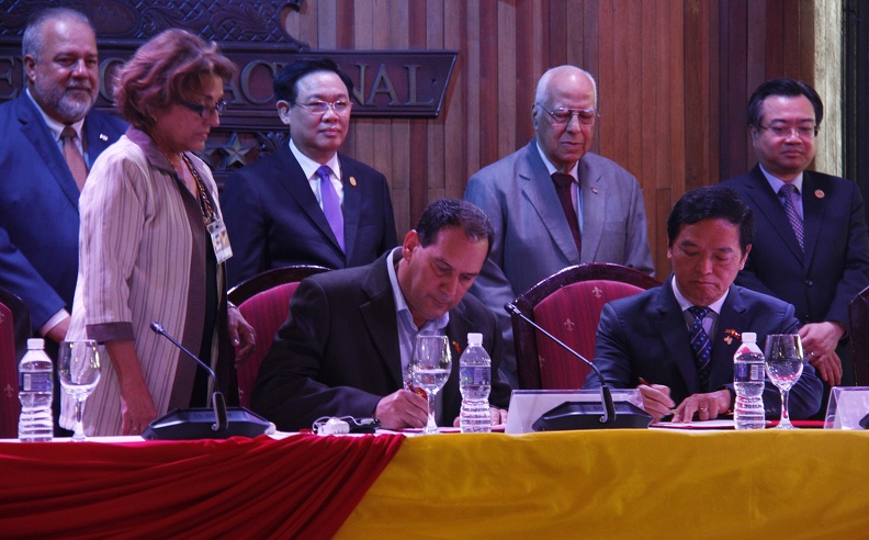 Firma de convenios de colaboración en el Foro de Promoción de Comercio e Inversión  Cuba-Vietnam,  con la presencia de Manuel Marrero Cruz (I),  Primer Ministro de la República;  Vuong Dinh Hue (C  izq.), Presidente de la Asamblea Nacional de Vietnam,  y Ricardo Cabrisas (C der.), vice primer ministro, titular de Comercio Exterior y la Inversión Extranjera y nuevo copresidente de la comisión intergubernamental Cuba-Vietnam, efectuado en el Salón 1930 del Hotel Nacional de Cuba, en La Habana, el 21 de abril de 2023.   ACN   FOTO/Luis JIMÉNEZ ECHEVARRIA/sdl