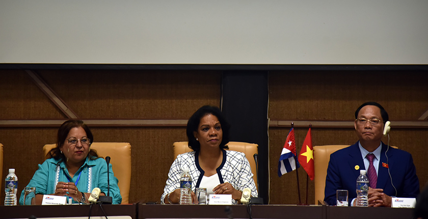 Inés María Chapman Waugh (C), Viceprimera Ministra de la República de Cuba, junto Ana Teresa Amarelle Boué (I), miembro del Buró Político y secretaria general de la Federación de Mujeres Cubanas y presidenta de la Federación de Mujeres Cubanas (FMC) y el Teniente General en Jefe Tran Quang Phuong (D), Miembro del Comité Central del Partido Comunista de Vietnam y vicepresidente de la Asamblea Nacional de Vietnam, durante un intercambio entre delegaciones de Vietnam, la FMC y la Unión de Mujeres de Vietnam, en el Palacio de Convenciones de La Habana, Cuba, el 21 de abril de 2023. // Fotos: Omara García Mederos