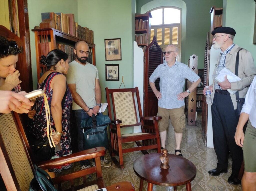 Universitarios ingleses visitan el Centro de Promoción de la cultura literaria Manuel Navarro Luna de Manzanillo// Foto: Ángel Larramendi Mecías