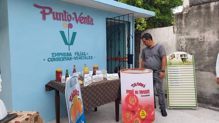 Abren nuevos punto de venta para comercializar productos elaborados en la Empresa de conservas y vegetales Granma. / Foto José Ortiz Benet