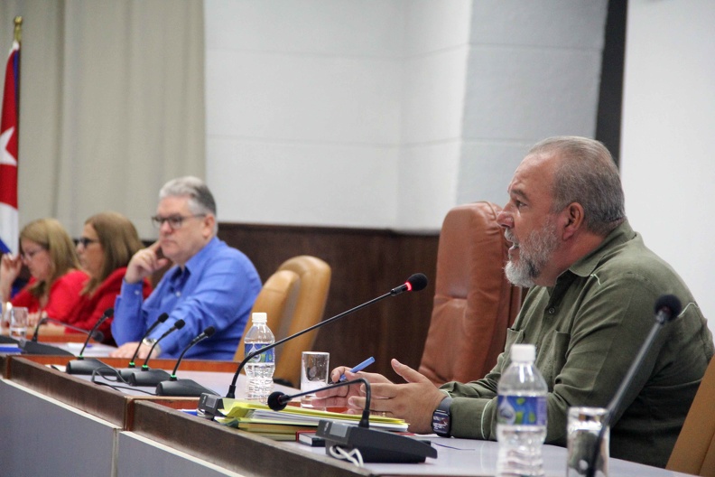 Manuel Marrero Cruz (D), Primer Ministro de la República de Cuba, durante su intervención en el Balance anual del Ministerio de Trabajo y Seguridad Social, donde se analizaron los avances y deficiencias del sector en el año 2022 y las proyecciones para el presente 2023, en el Consejo de Estado. en La Habana, el 4 de abril de 2023. ACN FOTO/Luis JIMÉNEZ ECHEVARRÍA/sdl