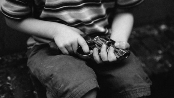 Una nueva investigación reveló que las armas se convirtieron en la causa principal de la muertes de niños y adolescentes en EE.UU. durante 2020, superando a los accidentes automovilísticos. // Foto: Getty Images.