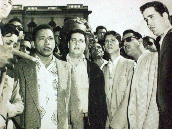 El manzanillero José Machado, a la izquierda, se identifica plenamente con la consigna de unidad revolucionaria proclamada por José Antonio Echeverría como fundamento para la actividad del Directorio Revolucionario // Foto: Archivo