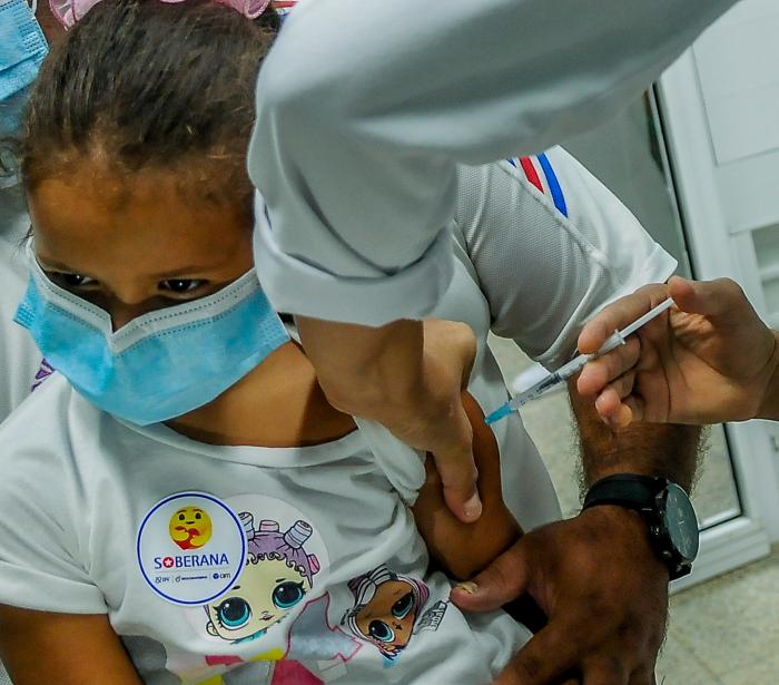  La campaña de inmunización pediátrica demostró la seguridad de ambas vacunas cubanas cubanas porque, luego de aplicar más de cinco millones de dosis, no se reportaron efectos adversos graves. // Foto: José Manuel Correa 