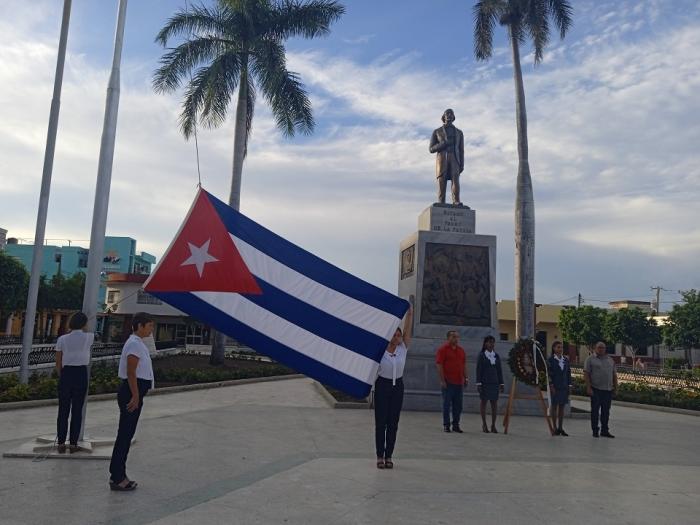 En la histórica Plaza de la Revolución en Bayamo se efectuó la ceremonia de las banderas para rendirle tributo al Padre de la Patria, Carlos Manuel de Céspedes, al conmemorarse el 204 aniversario de su natalicio. // Foto: Mailenys Oliva Ferrales