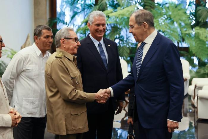  Raúl y Díaz-Canel reciben a Lavrov // Foto: Cancillería de Rusia 