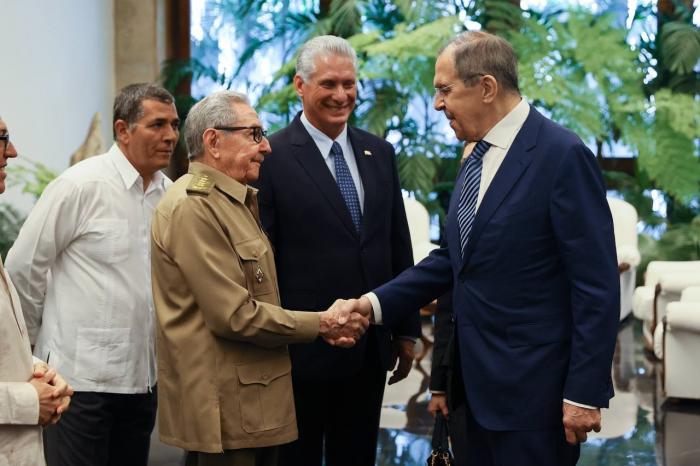 Raúl y Díaz-Canel reciben a Lavrov // Foto: Cancillería de Rusia
