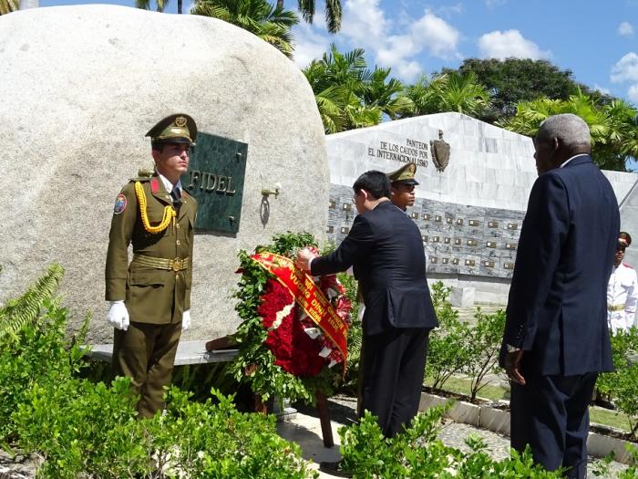 En honor a Fidel una ofrenda floral depositó ante su roca monumento // Foto: Eduardo Palomares
