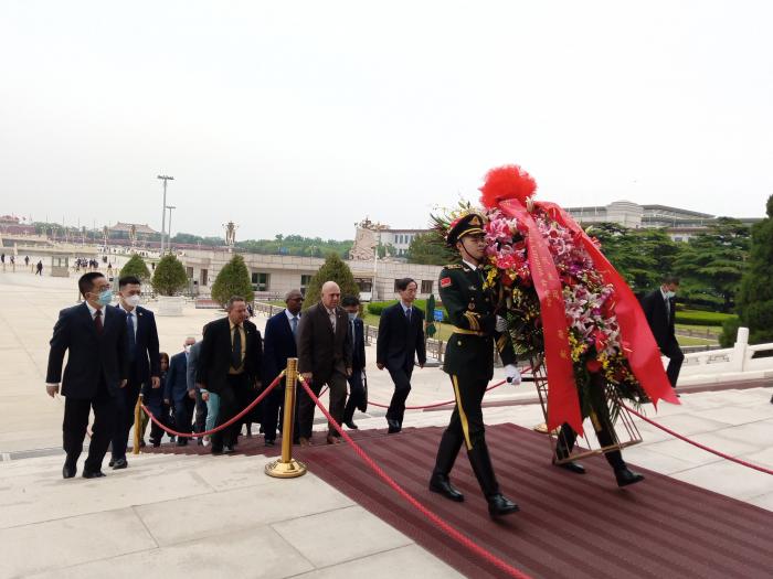 Honores a Mao Zedong, en el Mausoleo erigido a su memoria. // Foto: @PartidoPCC