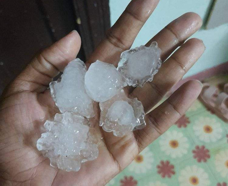 Granizos en La Habana Vieja // Foto: Yuni Moliner.