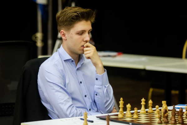 Jonas Bjerre, de Dinamarca, juega durante la primera ronda del Torneo Internacional de Ajedrez Capablanca In Memoriam, celebrado en el salón de los Embajadores del Hotel Habana Libre, el 3 de Abril de 2023 en La Habana, Cuba. // FOTO: Calixto N. Llanes/Periódico JIT (Cuba)