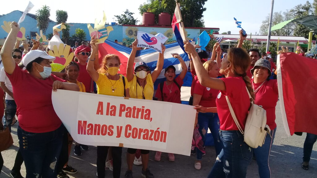 Trabajadores de Manzanillo desfilaron por la Avenida Primero de Mayo // Foto: Denia Fleitas Rosales